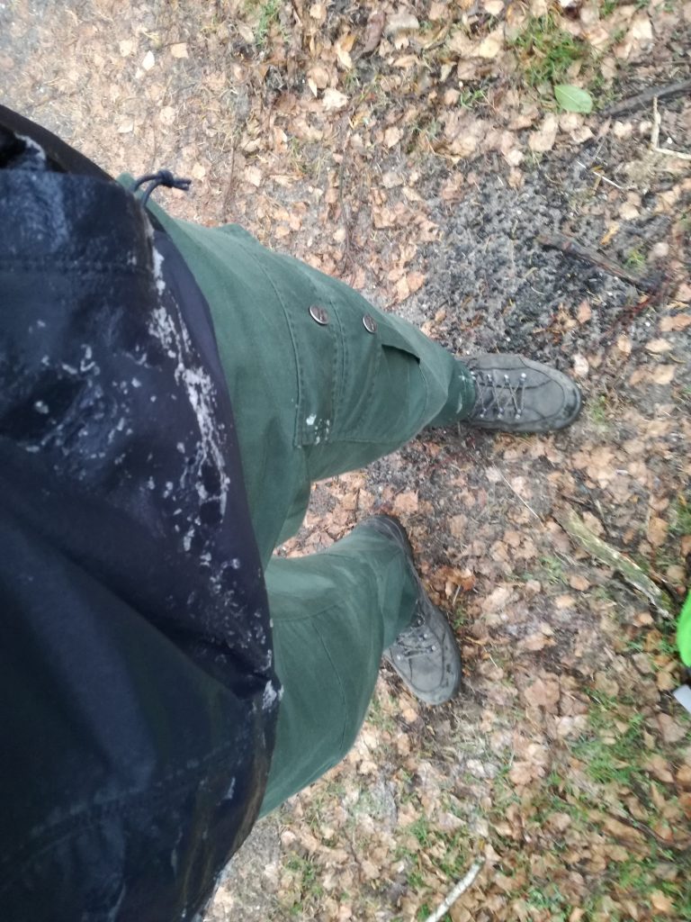 Foto einer eingefrorenen Regenjacke